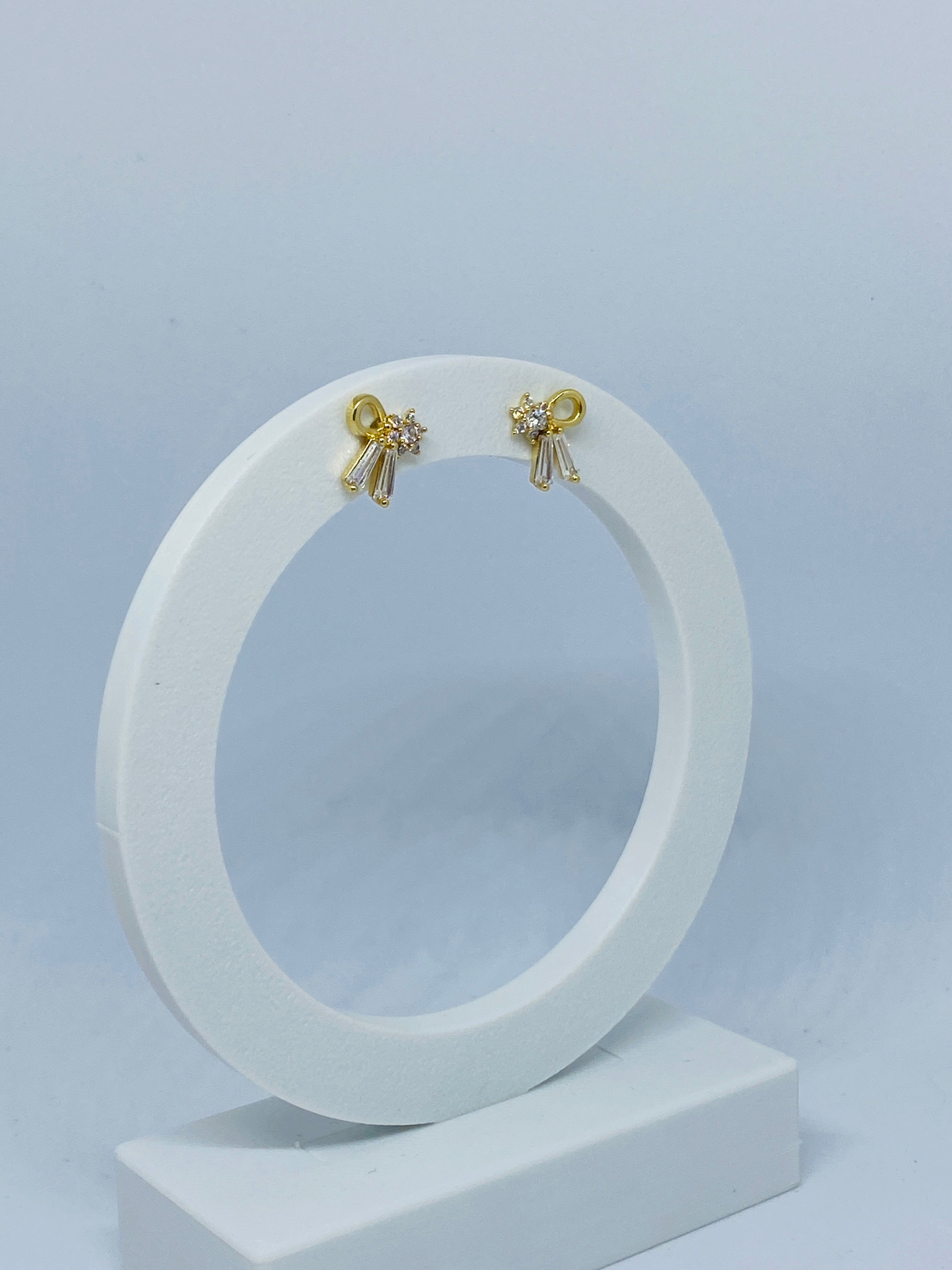 Brinco laço cravejado