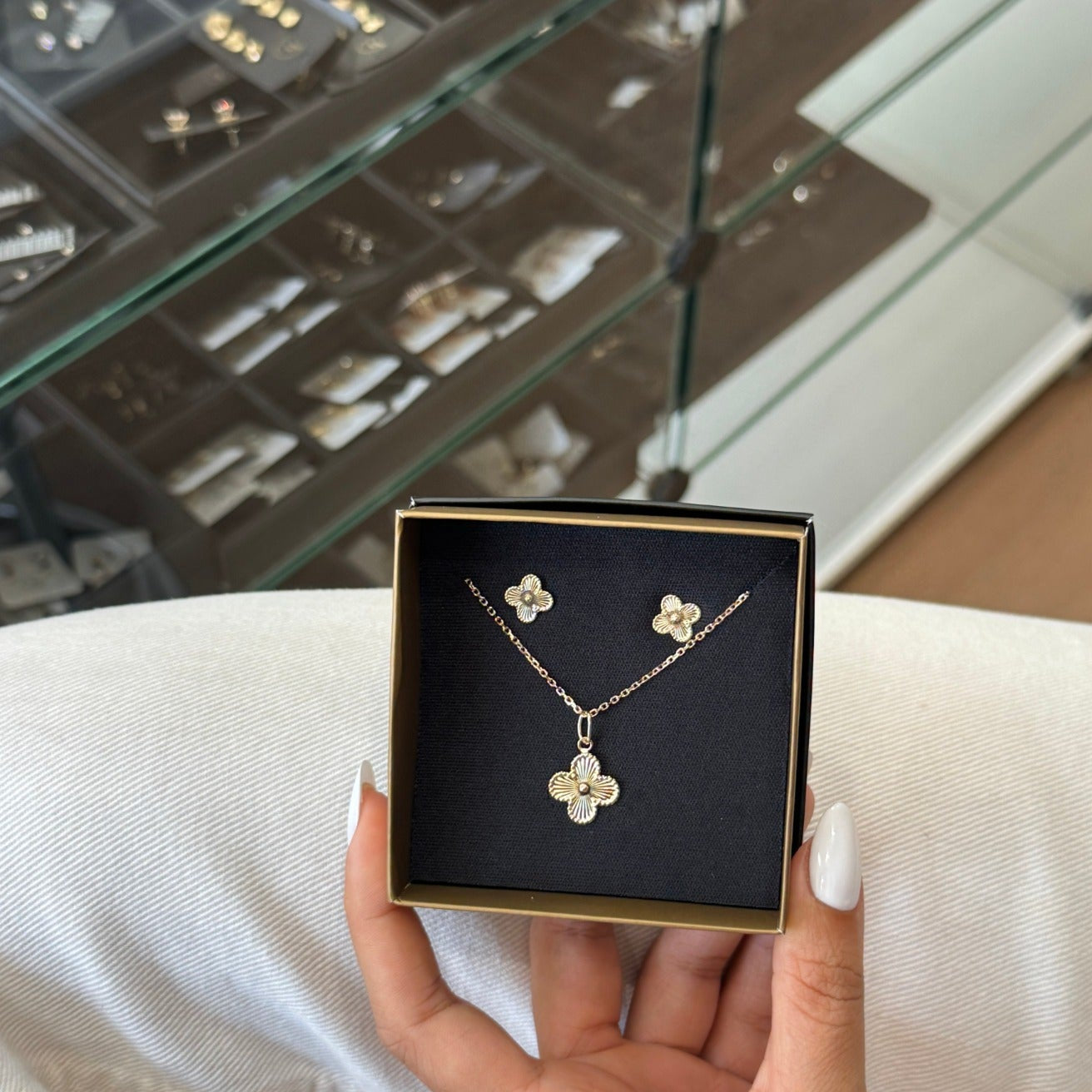 Conjunto trevo dourado minimalista