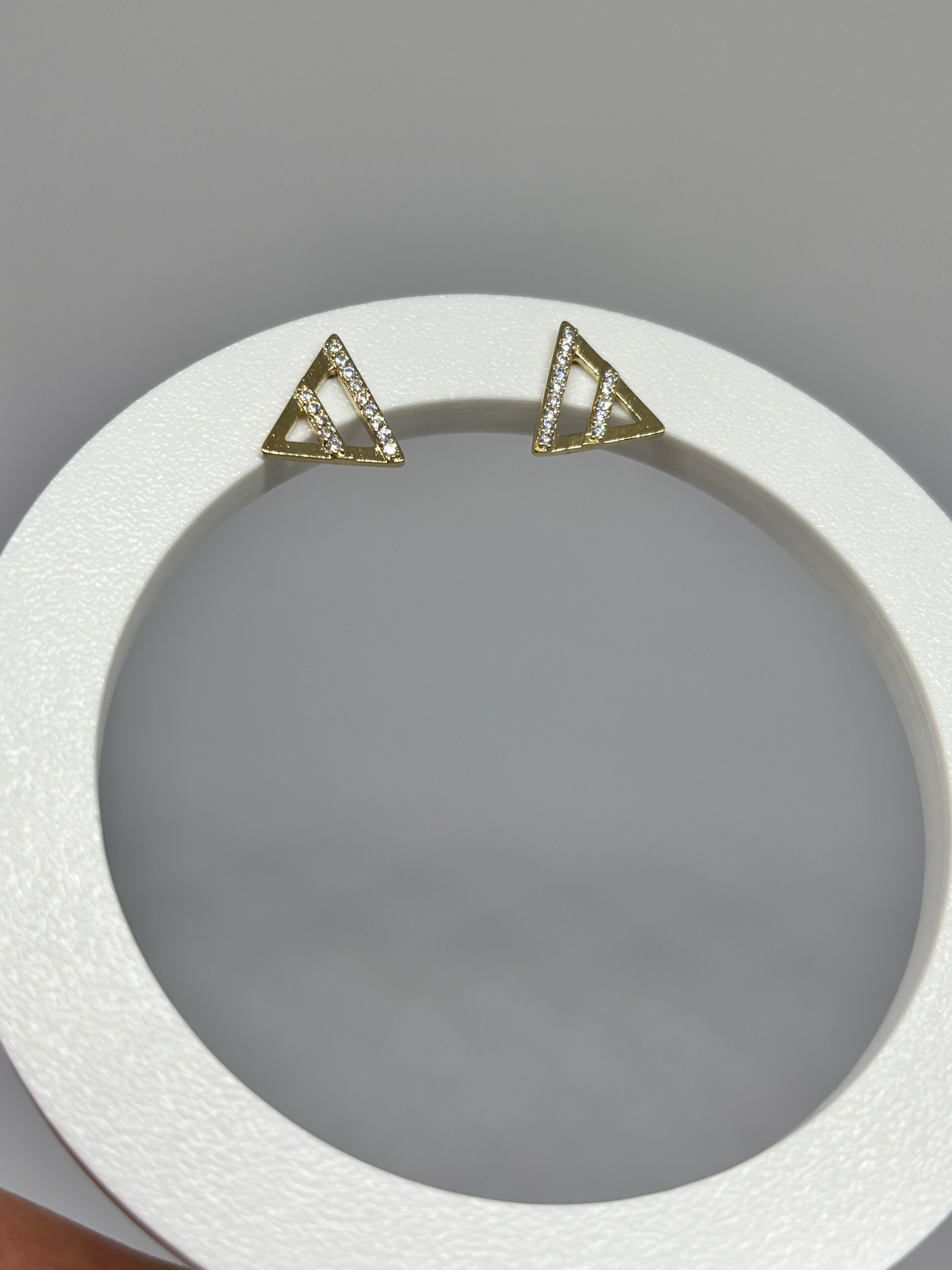 Brinco triangulo cravejado