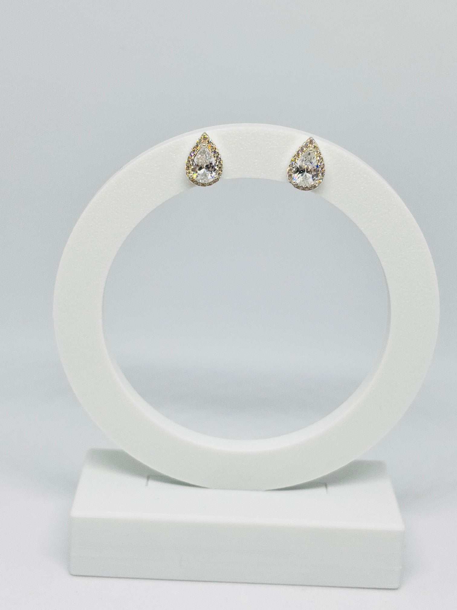 Brinco Gota cravejada