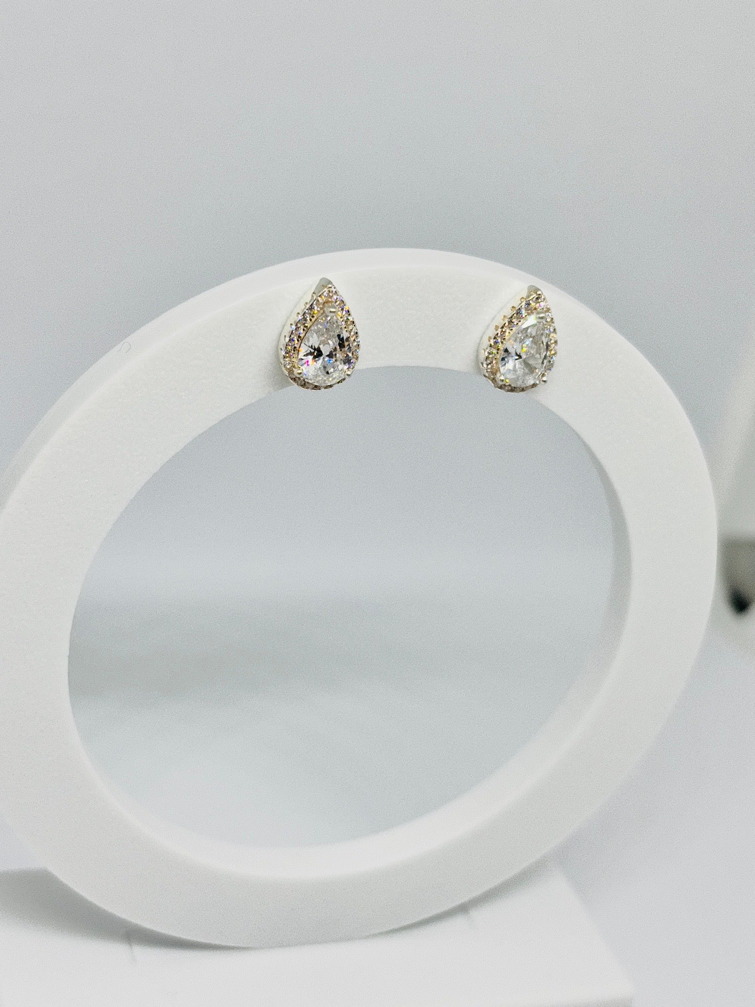 Brinco Gota cravejada