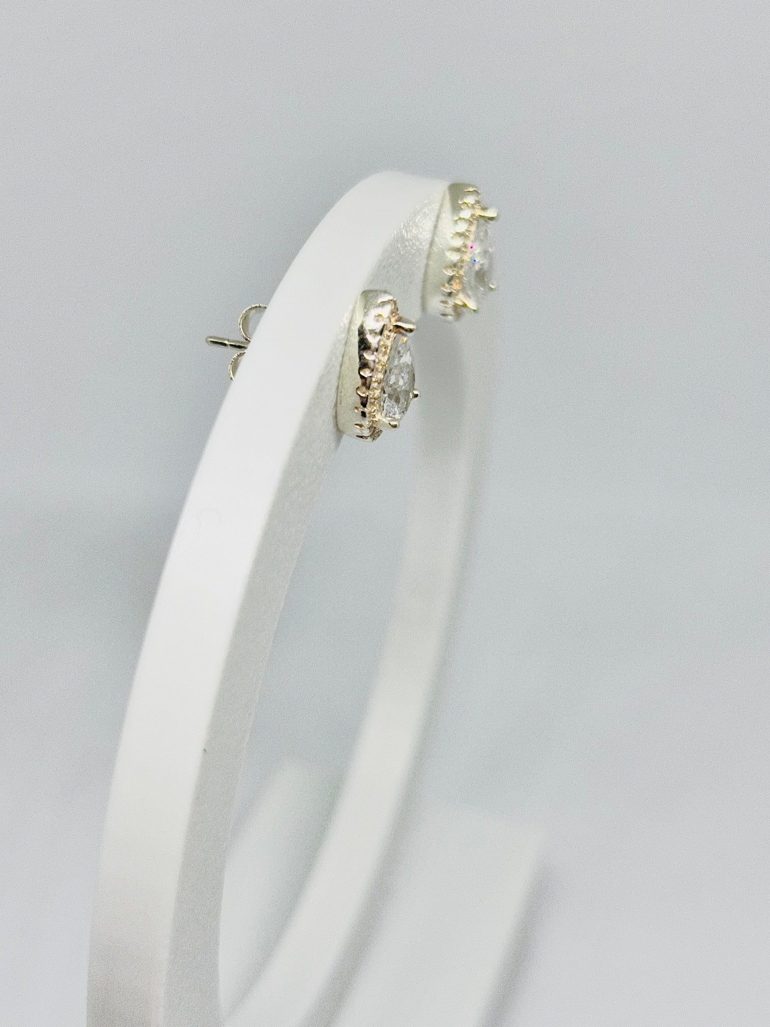 Brinco Gota cravejada