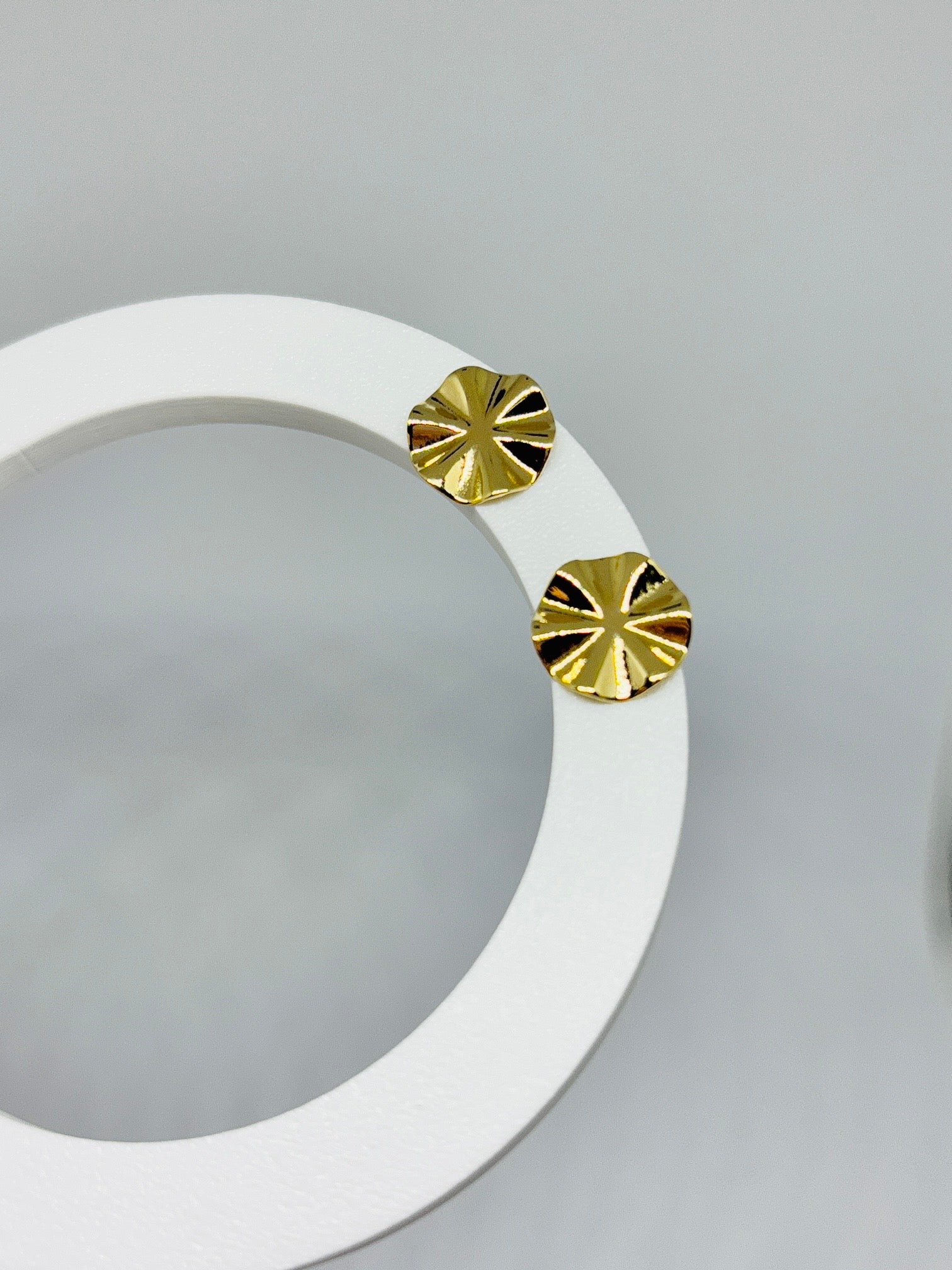 Brinco circulo abstrato