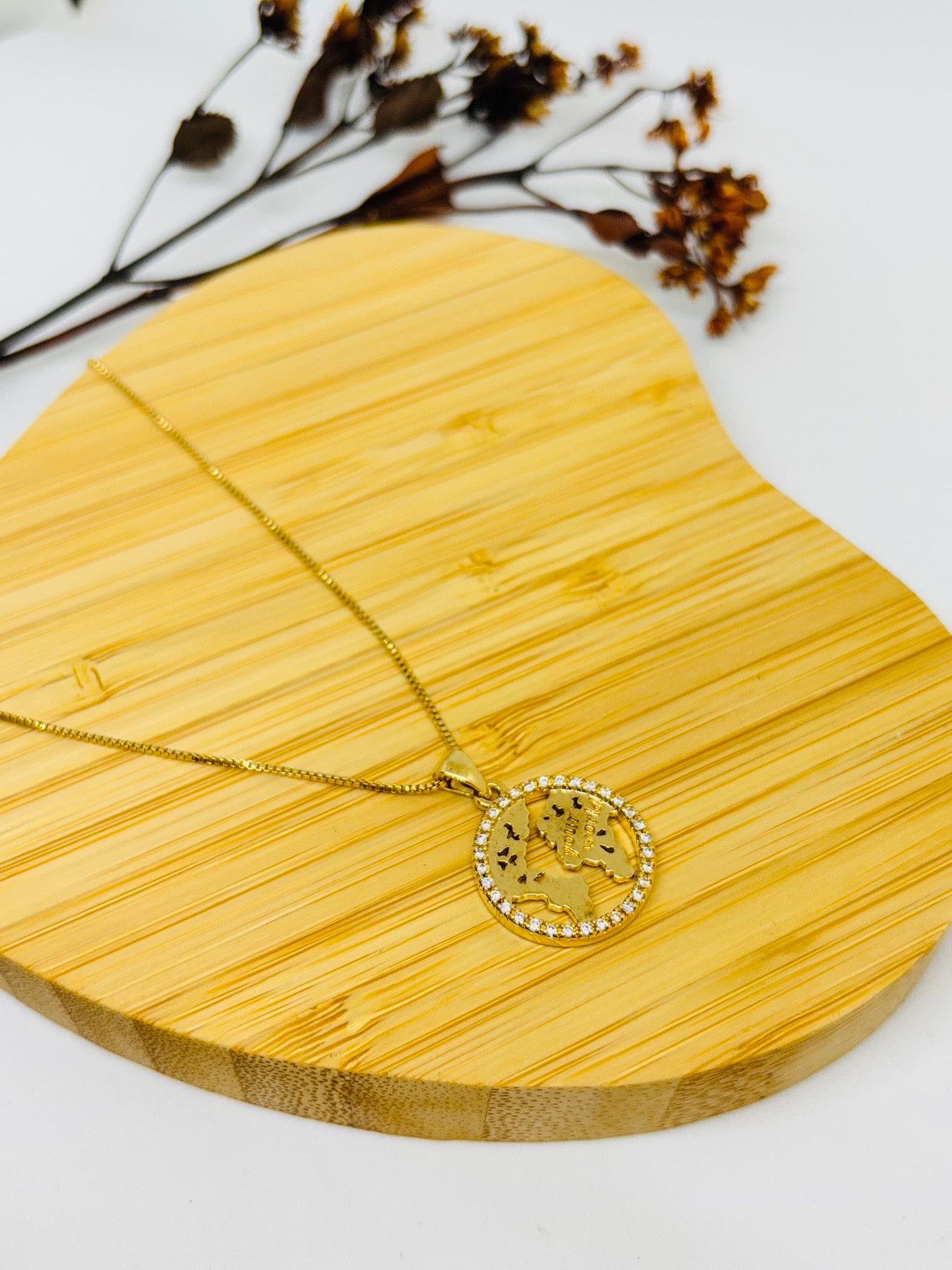 Colar Medalhão Mapa-Múndi