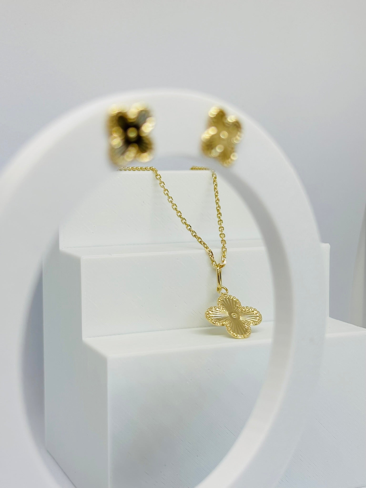 Conjunto trevo dourado minimalista