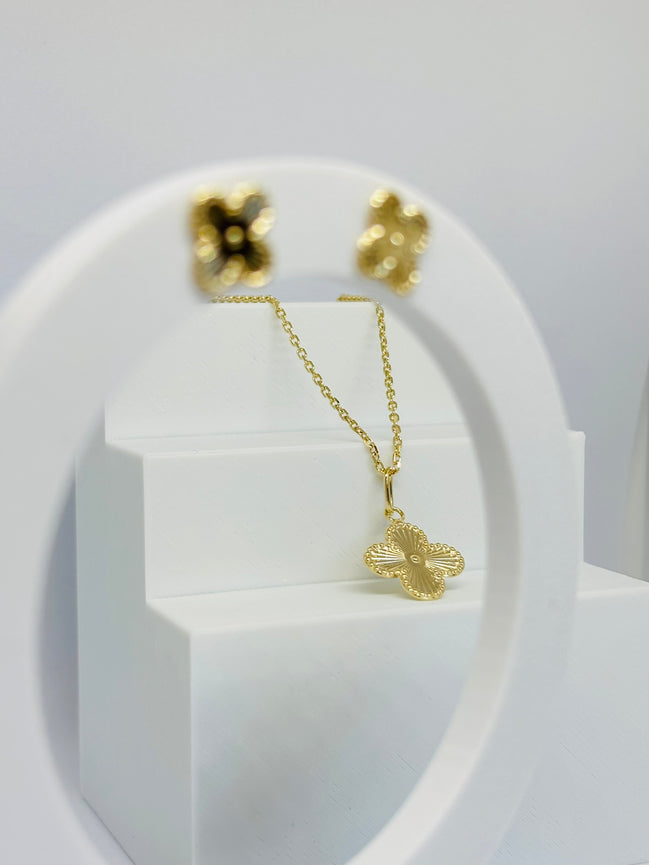 Conjunto trevo dourado minimalista