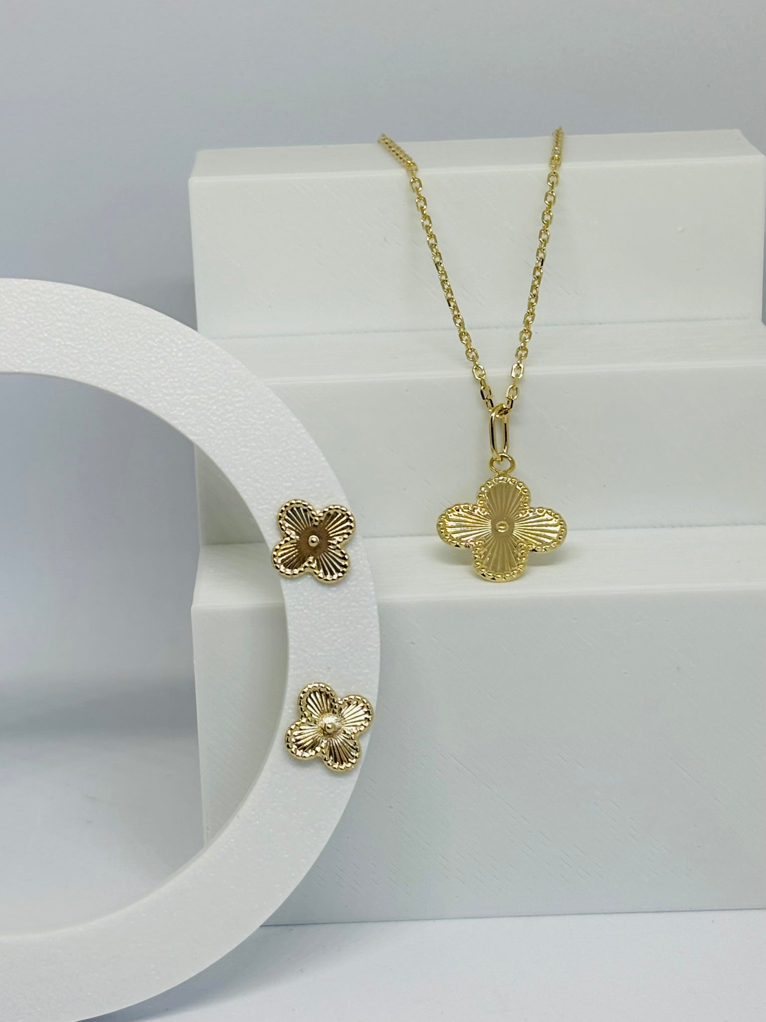 Conjunto trevo dourado minimalista